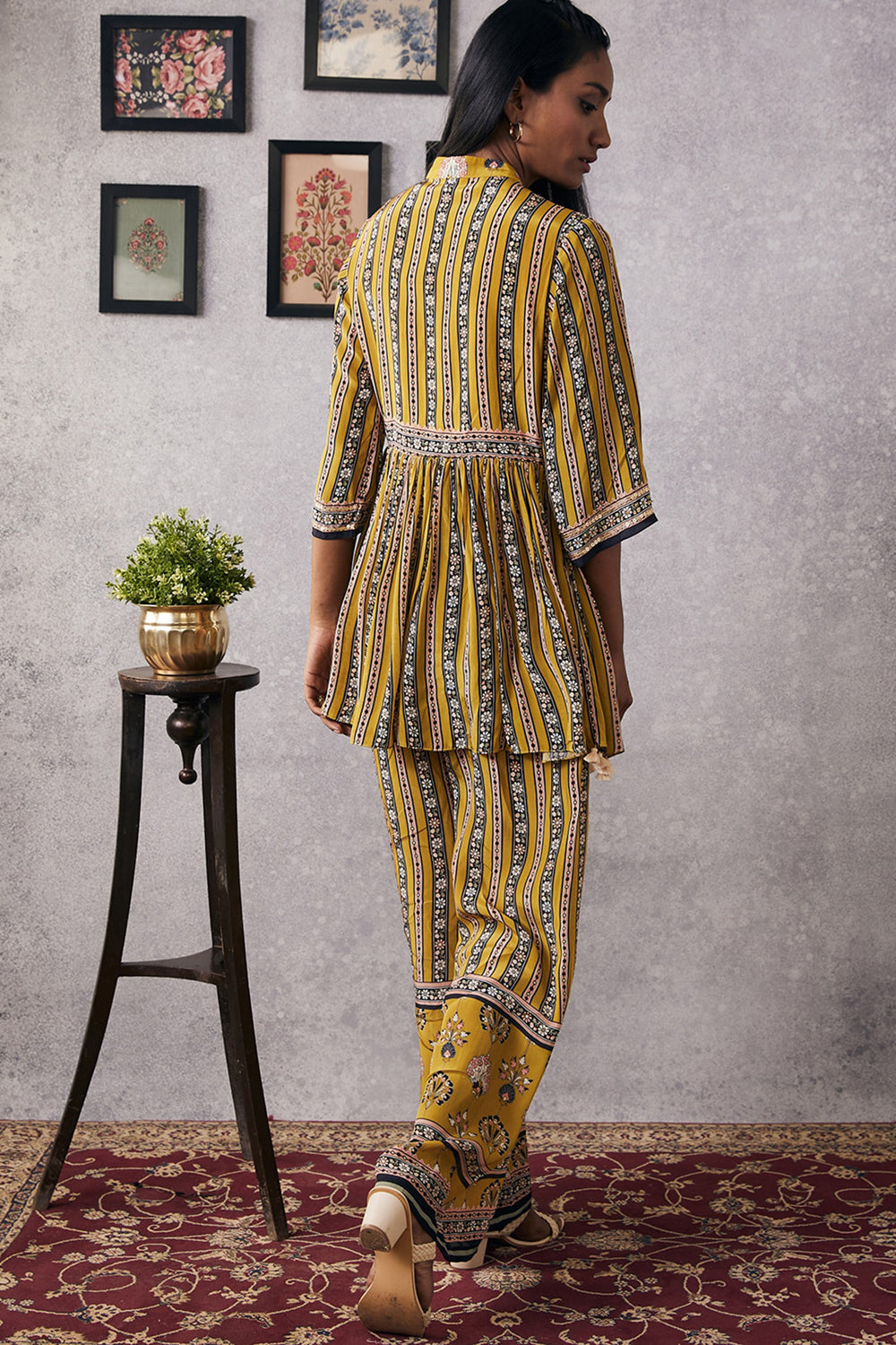 Sarouk Embroidered Kurta Set